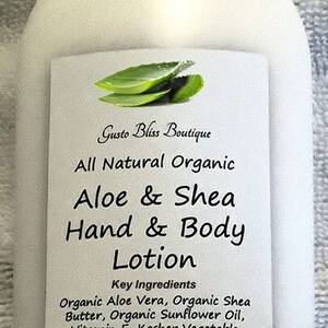 Puede incluir: Botella de pl&aacute;stico blanca de loci&oacute;n para manos y cuerpo de aloe vera y karit&eacute; sin perfume. La etiqueta dice "Gusto Bliss Boutique All Natural Organic Aloe & Shea Hand & Body Lotion" y enumera los ingredientes clave. La botella es de 237 ml.