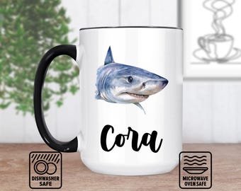 Taza con cabeza de tiburón y nombre personalizado: regalo único y personalizado para amantes del océano. Taza de cerámica con forma de tiburón para café o té. Divertida criatura marina.