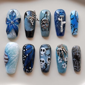 Puede incluir: Un juego de tres tazas de cerámica con un acabado mate moteado. Las tazas son de color crema, gris claro y gris oscuro. Cada taza tiene un diseño simple y minimalista y un asa redondeada.