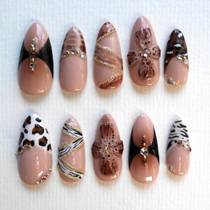 Unghie in gel acrilico con stampa animalier di lusso, pressate a mandorla, fatte a mano, con punta francese marrone, dettagli in oro, gemme glamour, fatte a mano, leopardo zebra, autunno