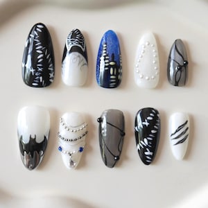 Unhas postiças da Mulher-Gato, Selina Kyle, tema DC Comics, prata cromada, com pedras azuis, em gel falso, 3D, com pingentes prateados, pérolas e pedra azul, para cosplay do Batman.