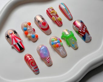 Uñas postizas de circo y carnaval, hechas en casa, reutilizables, de gel colorido, con diseño de payaso 3D, noria, globos, algodón de azúcar y palomitas de maíz.