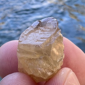 Cerussit Kristall aus Marokko • 19 Gramm Leuchtet im Schwarzlicht UV Reaktiv Ausgezeichnete Form Seltenes marokkanisches Mineral