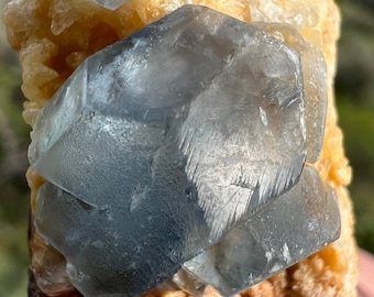 鮮やかなブルーのセレスチンクリスタルクラスターと方解石鉱物標本