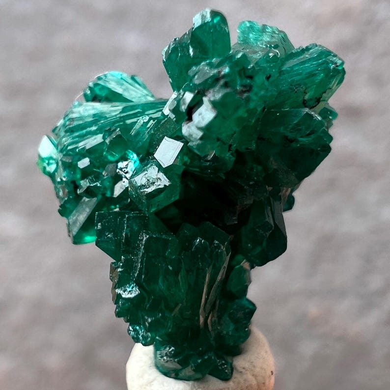 TOP Dioptase Vert Foncé Cristaux Sur Matrice - Hauteur : 80 Mm Largeur 60 Mm 291 G