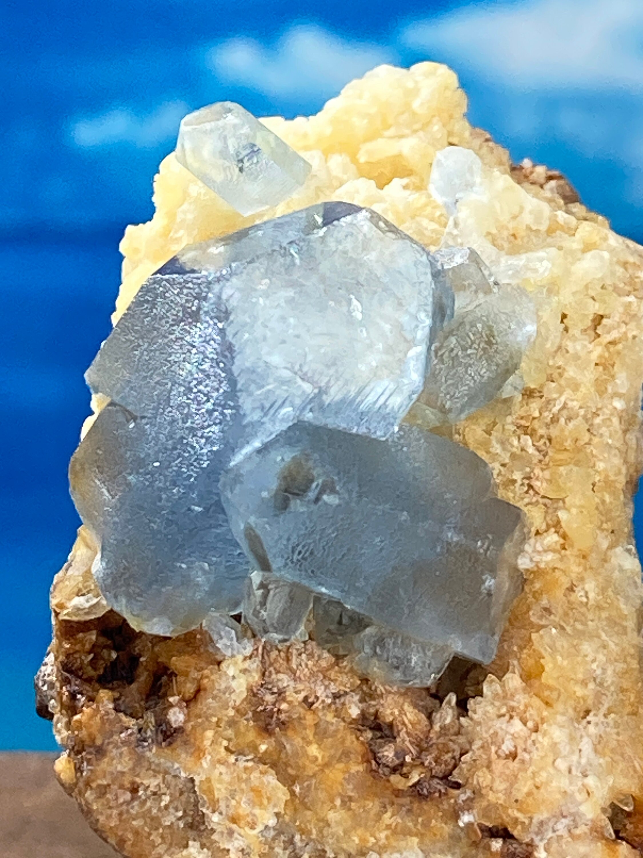 鮮やかなブルーのセレスチンクリスタルクラスターと方解石鉱物標本