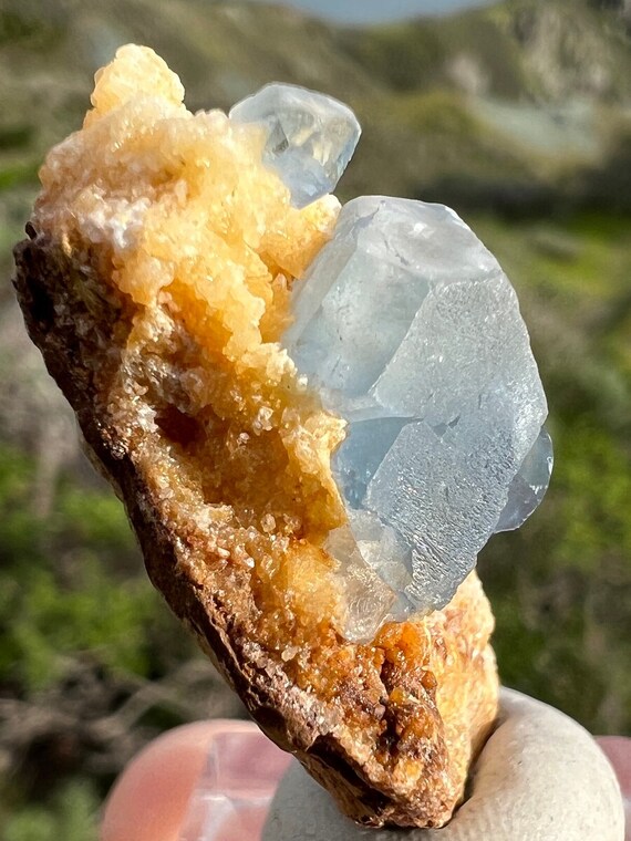 鮮やかなブルーのセレスチンクリスタルクラスターと方解石鉱物標本