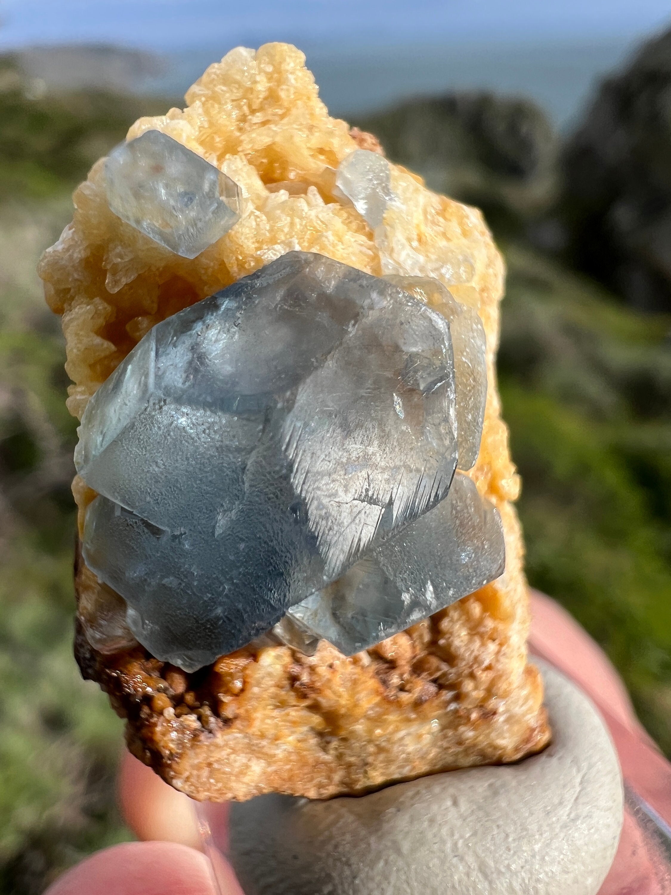 鮮やかなブルーのセレスチンクリスタルクラッシャーと方解石鉱物標本