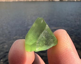 パキスタンのコヒスタン州スパット鉱山産の天然緑色透明ペリドット結晶 