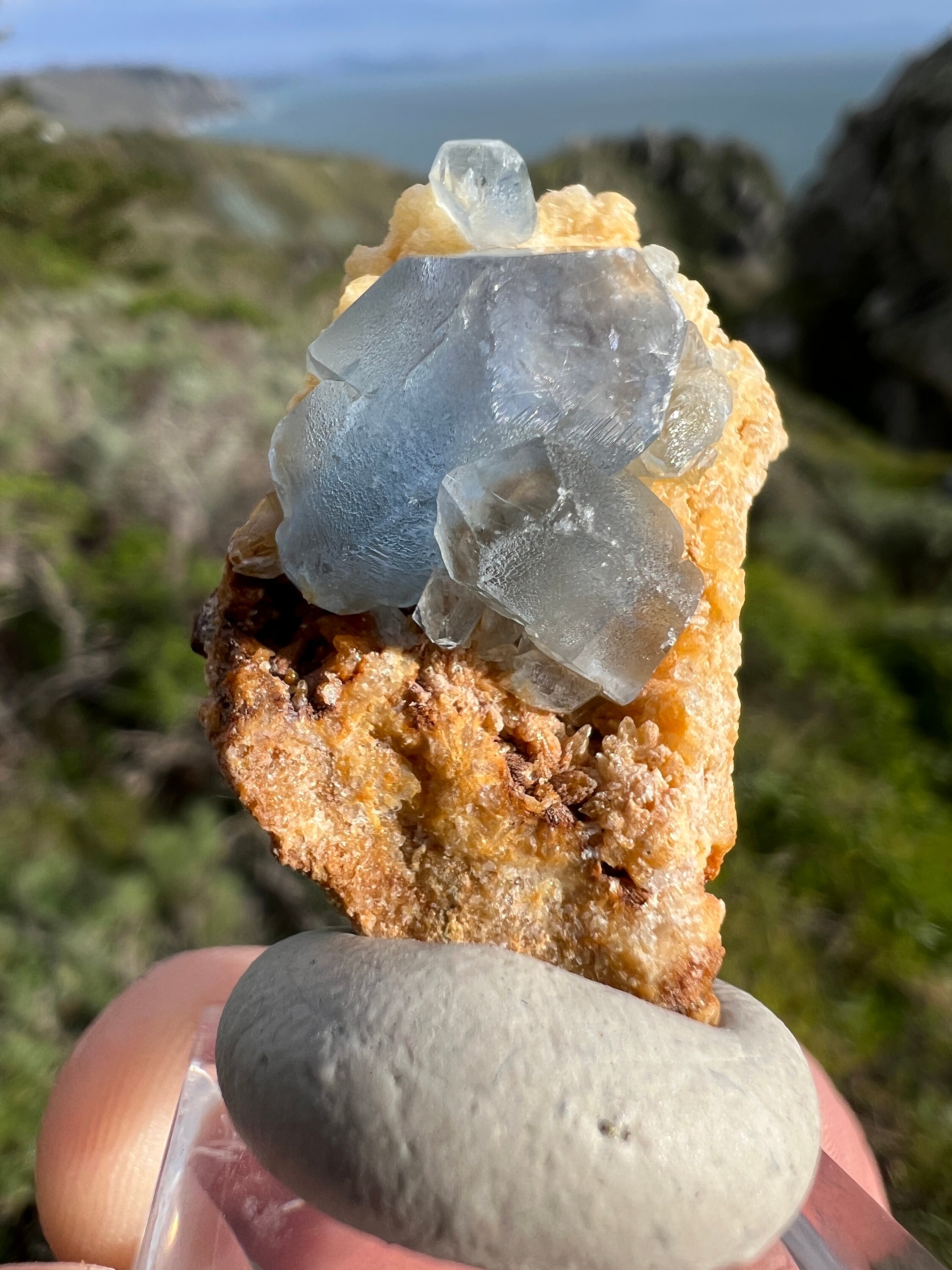 鮮やかなブルーのセレスチンクリスタルクラスターと方解石鉱物標本