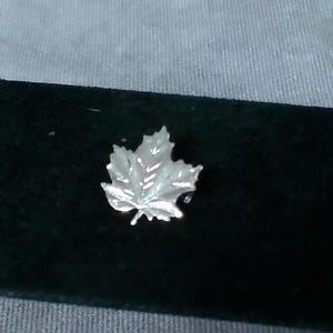 Spilla vintage a forma di foglia d'acero canadese in argento sterling CMC, stile metà secolo.