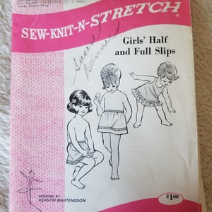 以下が含まれることがあります： 女の子用ハーフスリップとフルスリップのヴィンテージ裁縫パターン。 パターン番号238、Kerstin Martenssonのデザインで、対象年齢は2～4～6歳。 表紙にはスリップを着た女の子のイラストと「SEW-KNIT-N-STRETCH」の文字が描かれています。