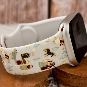 Könnte beinhalten: Weißes Silikon-Armband mit einem Weihnachts-Krippen-Muster. Das Armband ist für eine Apple Watch konzipiert und zeigt Bilder der drei Weisen, eines Esels, eines Schafes und eines Sterns.