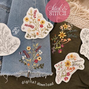 Peut inclure: Motifs de broderie Stick & Stitch en téléchargement numérique avec des fleurs. Comprend des feuilles de papier blanc avec des dessins au trait noir de fleurs sauvages et des exemples de broderies finies sur un jean bleu et un haut vert olive.