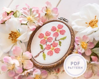 Padrão de ponto cruz em miniatura com flores de cerejeira rosa (download instantâneo em PDF digital)