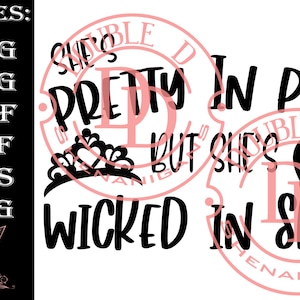 Puede incluir: Diseño digital en blanco y negro con el texto "She's Pretty in Pink But She's Wicked in Spurs". Incluye archivos PNG, SVG, DXF, PDF, EPS y JPG. También se incluye una corona y cuernos.
