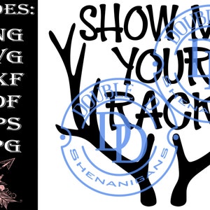 Op de afbeelding: Zwarte en witte silhouet van een hertengewei met de tekst "Show me your rack" in het gewei.