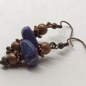 Boucles d’oreilles en pierre violette en laiton faites à la main, boucles d’oreilles en bronze perlé et violet, boucles d’oreilles en laiton et violet antiques, boucles d’oreilles en pierre violette unique