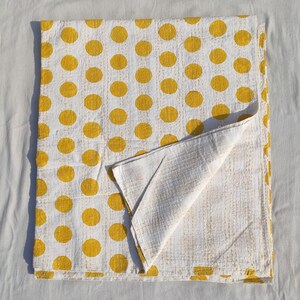Gelber Polka Dot Kantha Quilt Handblock Baumwolle Kantha Quilt Wendeüberwurf Boho Decke Handgefertigte Baumwollbettwäsche Queen Kantha Quilt