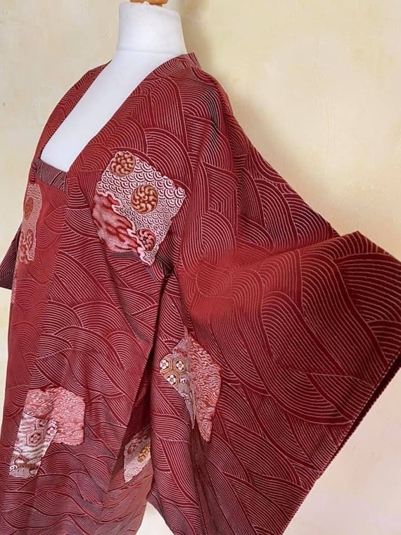 Kimono coat /1950's shiny red abstract wave patter