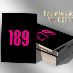 Könnte beinhalten: Ein Stapel schwarzer Karten mit pinkfarbenen Zahlen. Die oberste Karte hat die Nummer 189 aufgedruckt. Die Karte darunter hat die Nummer 279 aufgedruckt. Der Text "Sofortiger Download SIE DRUCKEN!" ist in Gold auf die oberste Karte gedruckt.