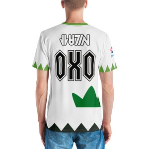 Pode incluir: Camiseta branca com um design verde e preto. A camiseta tem o texto "OX0" e "N74N" impresso nas costas.