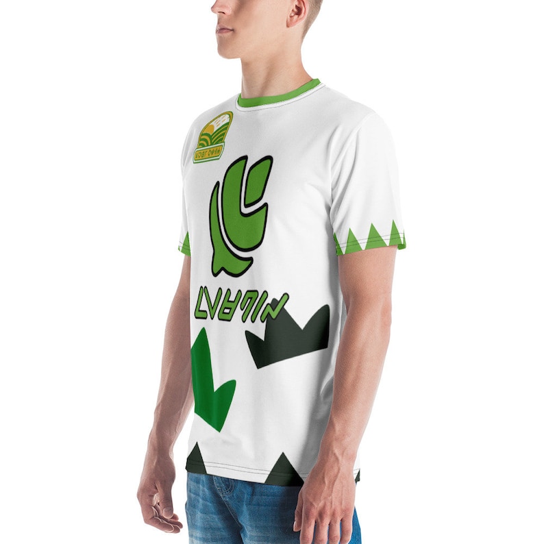 Pode incluir: Camiseta branca com um design gr&aacute;fico verde e preto. O design apresenta uma folha verde, uma coroa preta e o texto "LVB7IN".
