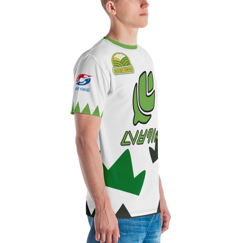 Pode incluir: Camiseta branca com um design gr&aacute;fico verde e preto. O design apresenta uma folha verde com contorno branco, o texto "LVBTI" e um logotipo verde e branco com o texto "YOUR OWN FARM".