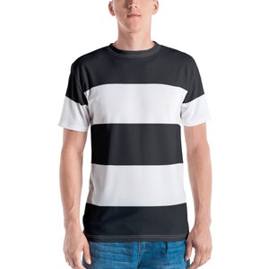 Può includere: Una maglietta a righe bianche e nere con collo rotondo.