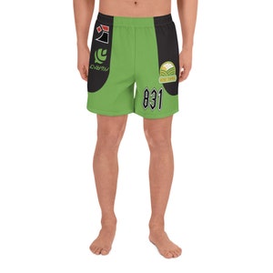 Pode incluir: Shorts esportivos verdes com detalhes em preto e branco. Os shorts têm o número "831" na perna direita e um logotipo com o texto "BOOST DRINK" na perna esquerda.