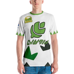 Pode incluir: Camiseta branca com um design de folha verde, o texto "LVRMIN" e um logotipo verde e amarelo que diz "KOGI QUEENS".