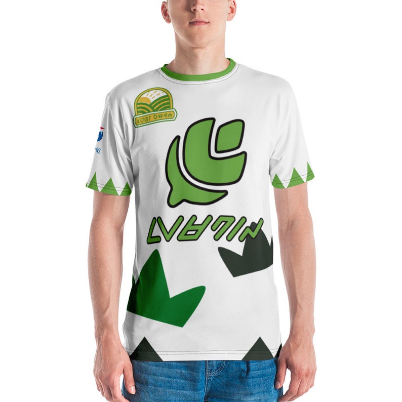 Pode incluir: Camiseta branca com um design de folha verde, o texto "LVRMIN" e um logotipo verde e amarelo que diz "KOGI QUEENS".