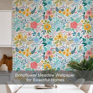 Könnte beinhalten: Tapete mit einem sich wiederholenden Muster aus bunten Blumen und Blättern auf weißem Hintergrund. Das florale Design umfasst rosa, gelbe und hellblaue Blüten mit dunkelgrünem Blattwerk. Der Text Bohoflower Meadow Wallpaper for Beautiful Homes ist sichtbar.