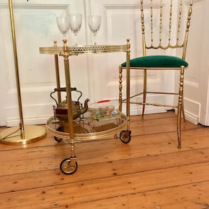 代表的な真鍮のBAR TROLLEY TEA TROLLEY SERVING TROLLEY 丸型アンティークスタイル、スモークガラストップのサイドテーブル