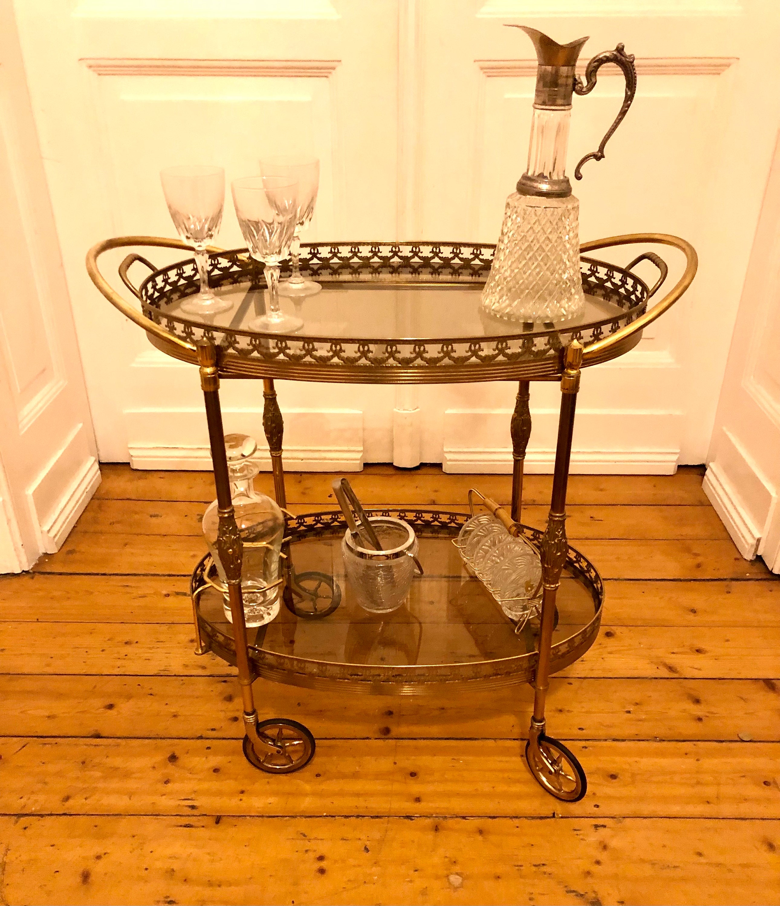 Vintage Messing Servierwagen / Barwagen / Trolley | Acheter sur