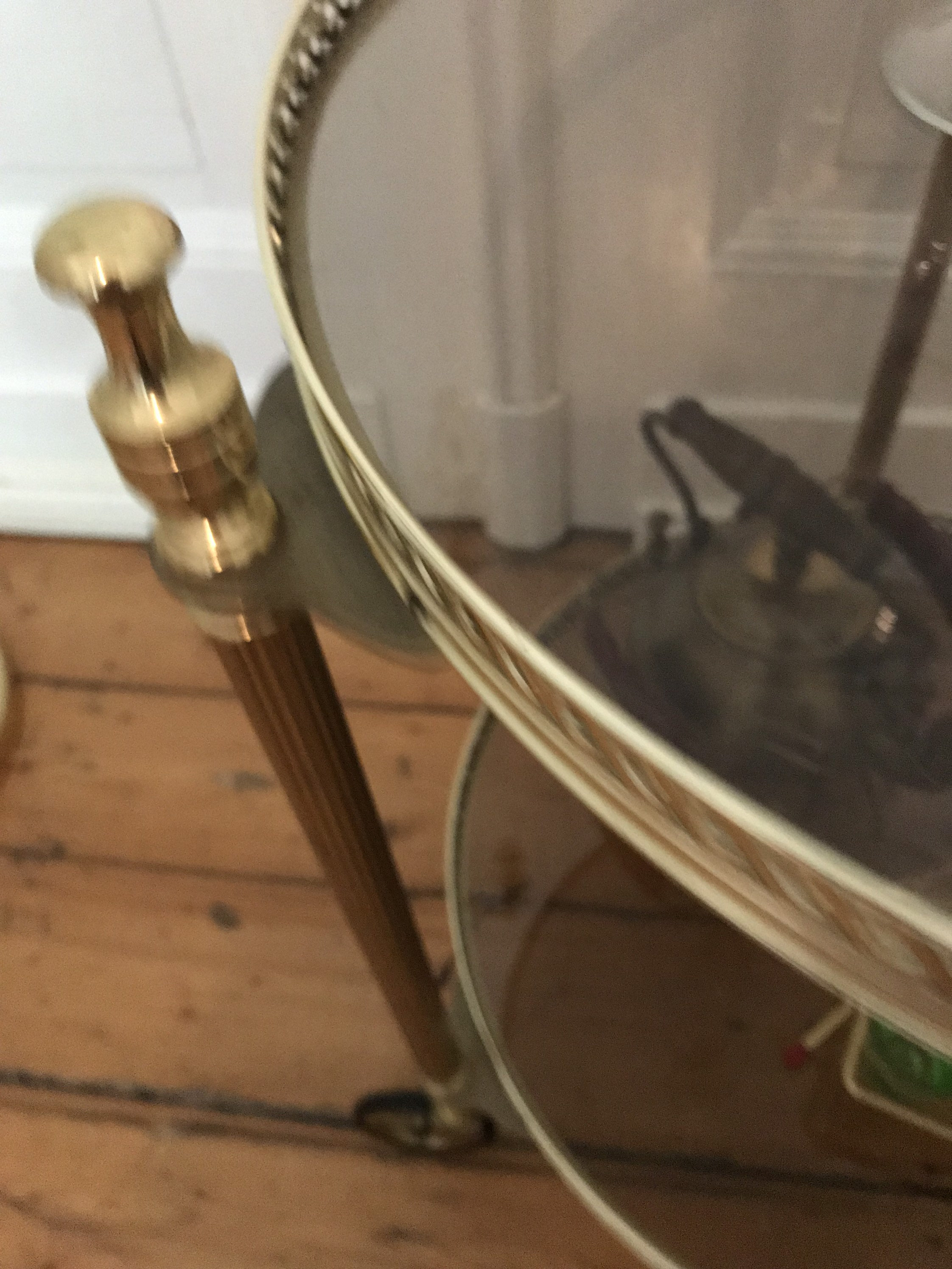 代表的な真鍮製バーカート、ティーカート、サービングカート。丸い形状