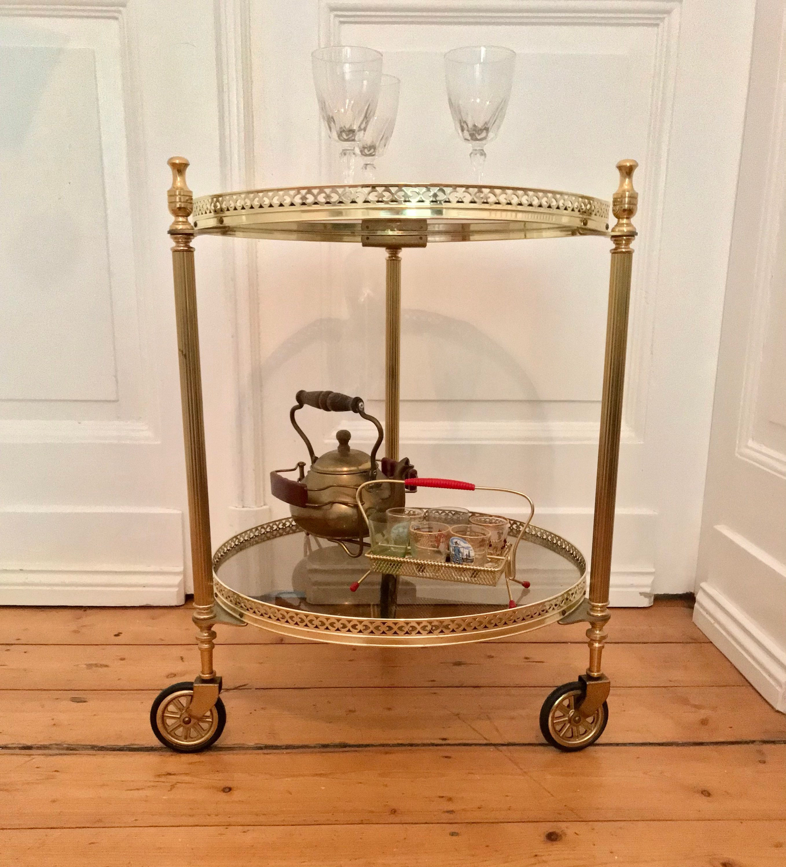 代表的な真鍮製バーカート、ティーカート、サービングカート。丸い形状
