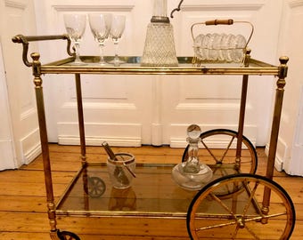 Carrito de té/servicio rústico neoclásico de latón macizo, ricamente decorado en forma rectangular. ¡Muy elegante y chic!