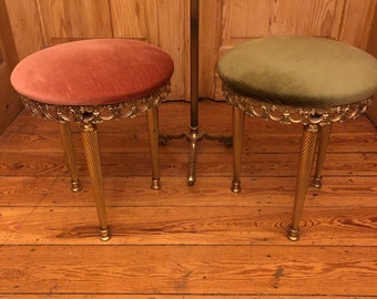 Royal brass set of 2 tripod stools with velvet upholstery à la Hollywood Regency. très chic & très noble.