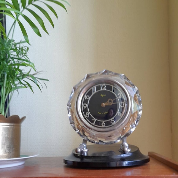 Montre mécanique russe vintage FIREPLACE WATCH/Table Clock en bakélite et cristal au plomb. Top design et mécanique!