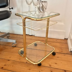 Vintage Mid Century Coffee-Table Kristall-Rauchglas Zeitloses Design mit Zeitungsablage