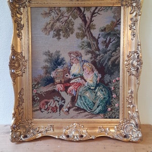 Antikes Nadelstich Stickerei in vergoldetem Rahmen . Gobelin Broderie