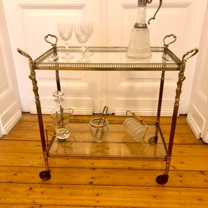 Feiner Hollywood Regency Barwagen Teewagen aus massivem Messing mit Engel Figuren. Fein und Edel. Wahrer Eye Catcher