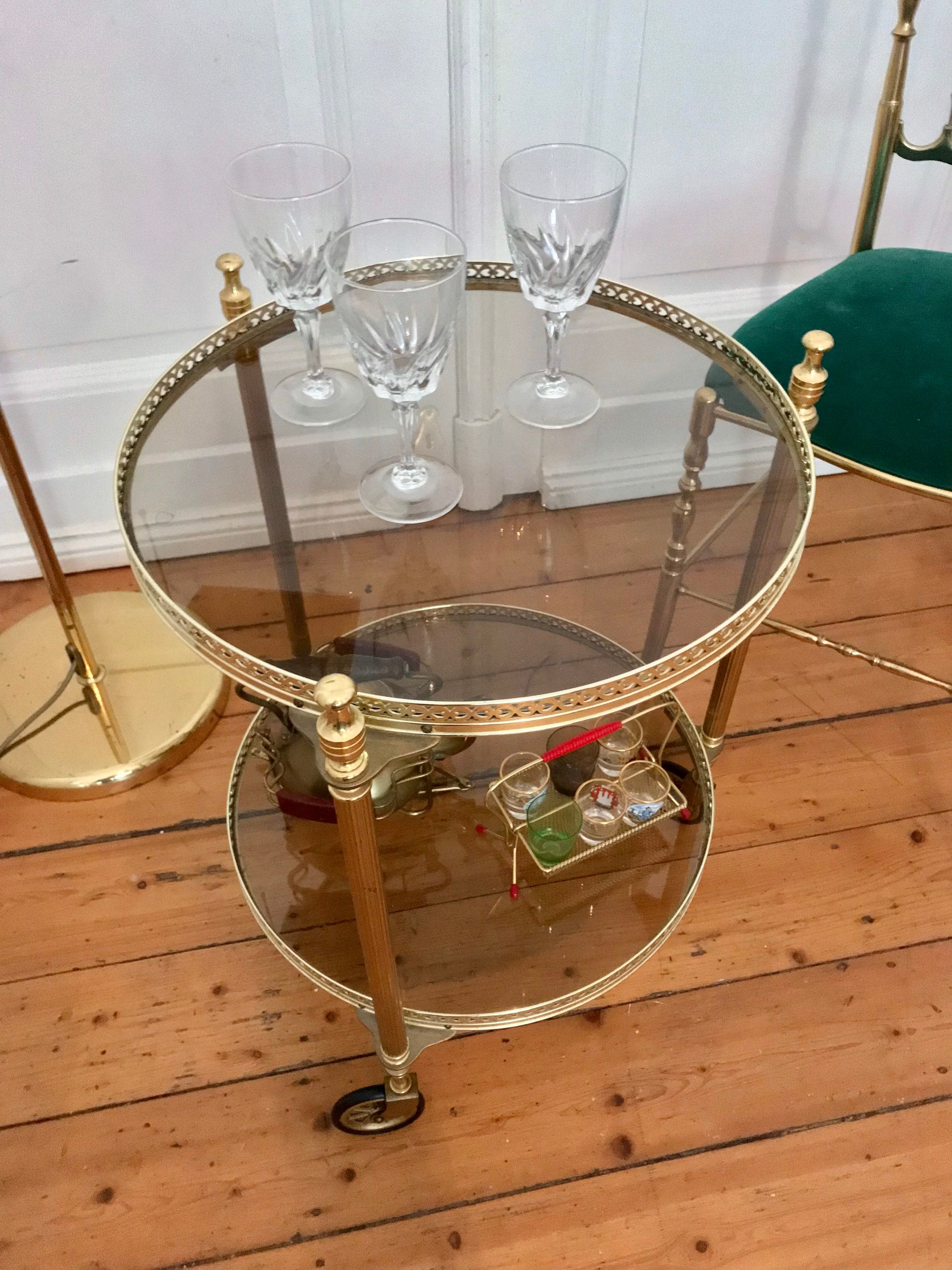 代表的な真鍮製バーカート、ティーカート、サービングカート。丸い形状