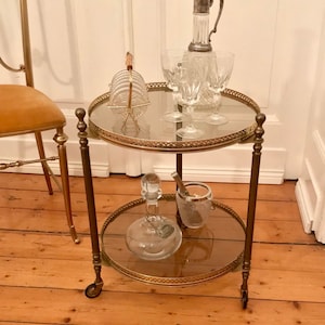 Représentatif en laiton BAR CART-TEA CART-SERVICE CART de forme ronde style antique avec table d'appoint en verre fumé