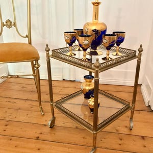 取り外し可能なトレイが付いた、とてもシックなフランス アールデコ ビンテージ バー トロリー 2 個セット。