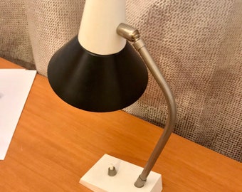 Schreibtischlampe Hexenhut/ Tischlampe Leselampe Schwanenhals/ Bauhaus verchromt mit Seitenverstellung. Ewiges Design!