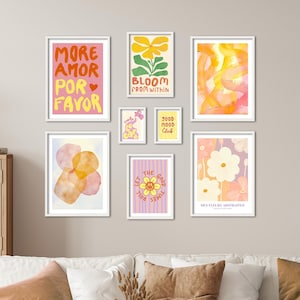 Peut inclure: Ensemble de tirages d'art encadrés avec divers motifs et textes. Les tirages présentent de l'art abstrait coloré, des motifs floraux et des phrases inspirantes comme "More Amor Por Favor" et "Bloom From Within". Les cadres sont blancs.
