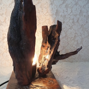 Lampe de table décorative en bois flotté créée à la main.