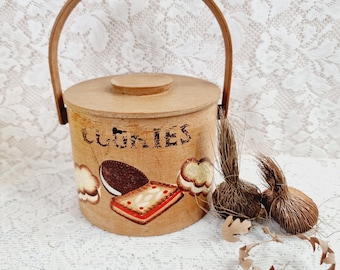 Barril de galletas antiguo de madera curvada. Pintado a mano.